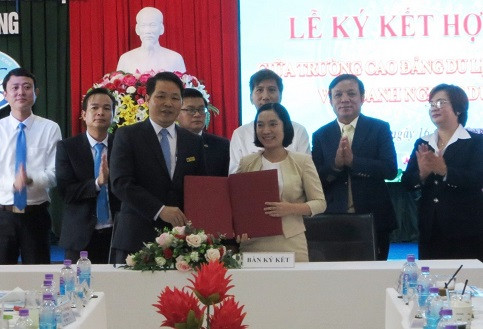 Trường Cao đẳng Du lịch Nha Trang và doanh nghiệp ký kết hợp tác. 