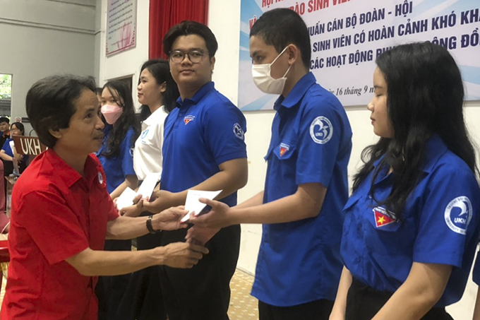 Trao 50 suất học bổng cho sinh viên nghèo