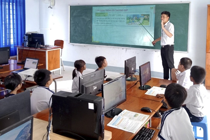 Trường Tiểu học Khánh Trung (huyện Khánh Vĩnh) phải mượn phòng máy của Trường THCS Nguyễn Bỉnh Khiêm để tổ chức dạy môn Tin học.  