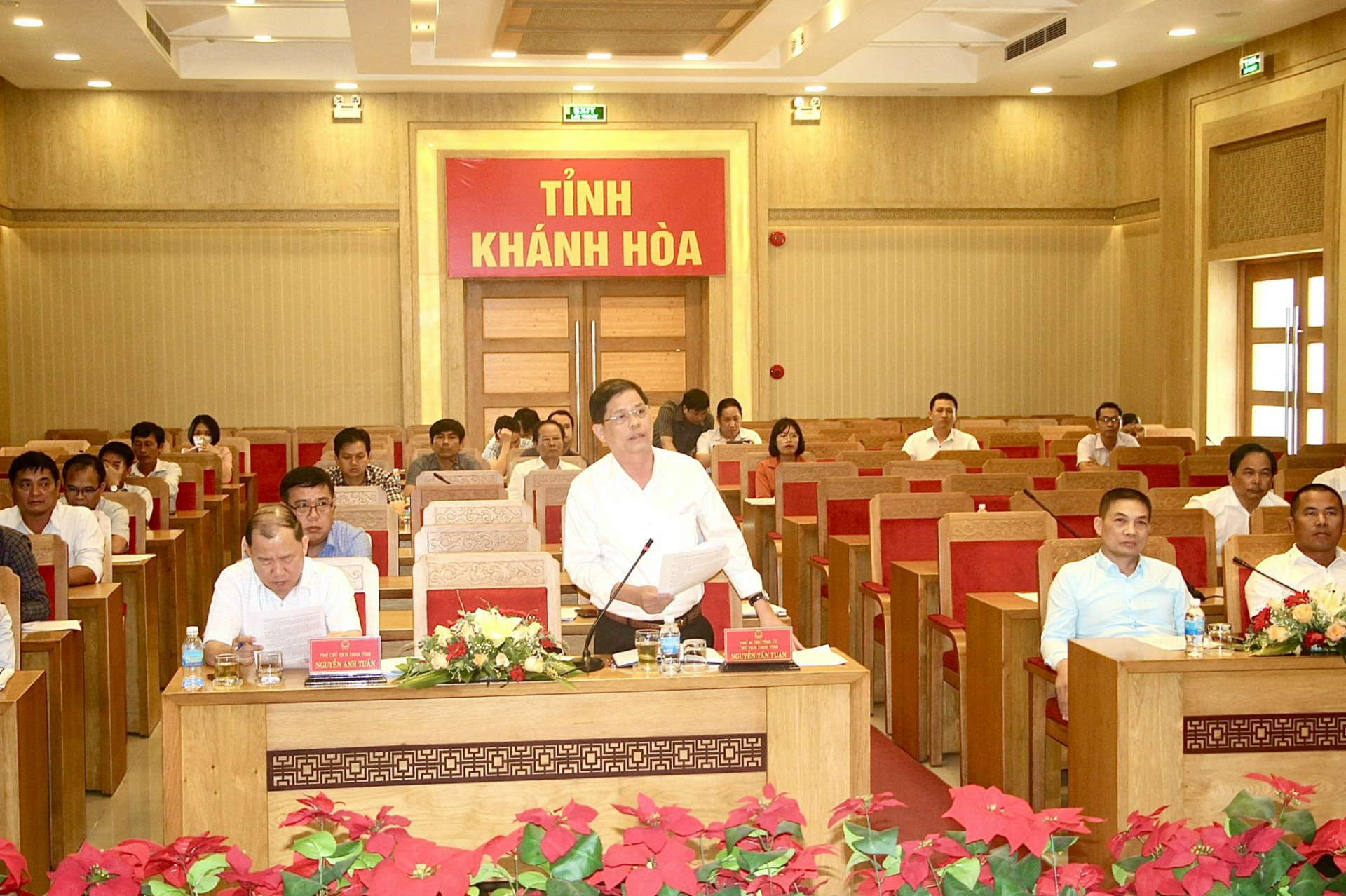 Ông Nguyễn Tấn Tuân - Phó Bí thư Tỉnh ủy, Chủ tịch UBND tỉnh (đứng) phát biểu tại phiên họp.