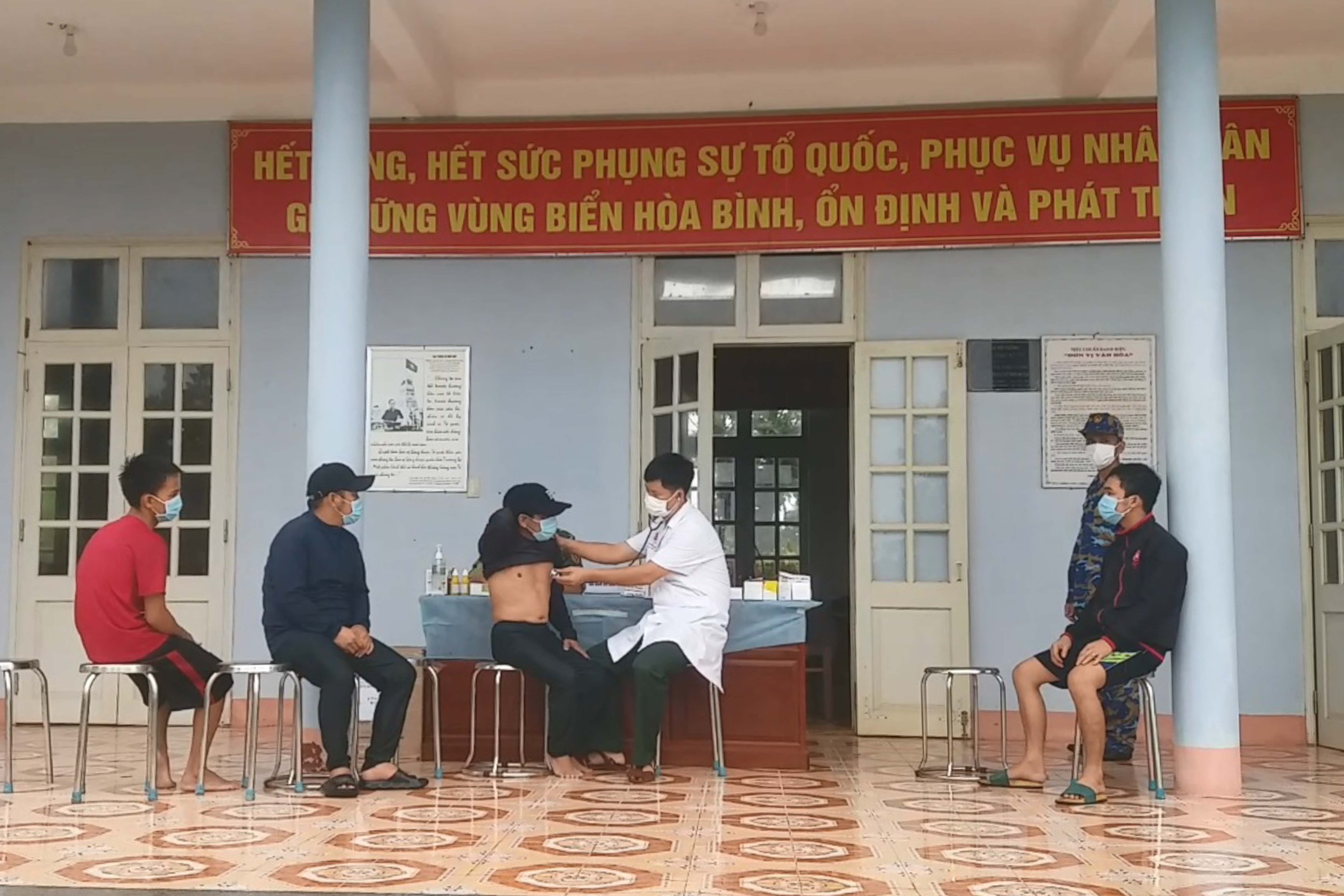 Đảo Song Tử Tây khám, cấp thuốc và tặng quà cho ngư dân