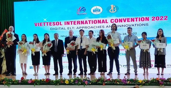 Lãnh đạo Trường Đại học Nha Trang tặng hoa cho đại diện các nhà tài trợ và đơn vị đồng tổ chức hội thảo. 