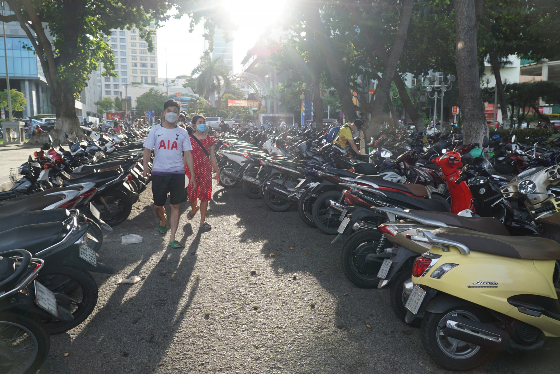 Một bãi giữ xe ở công viên bờ biển đường Trần Phú, Nha Trang chật kín xe trong những ngày hè năm 2022