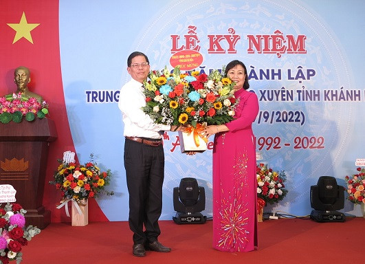 Ông Nguyễn Tấn Tuân tặng hoa chúc mừng lãnh đạo Trung tâm Giáo dục thường xuyên tỉnh. 