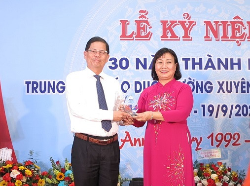 Lãnh đạo Trung tâm Giáo dục thường xuyên tỉnh tặng quà lưu niệm cho đồng chí Nguyễn Tấn Tuân. 