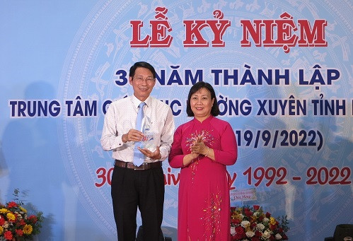 Lãnh đạo trung tâm tặng quà lưu niệm cho ông Đinh Văn Thiệu. 