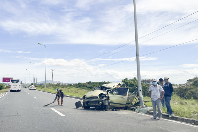Va chạm với xe khách, xe ô tô con bẹp dúm