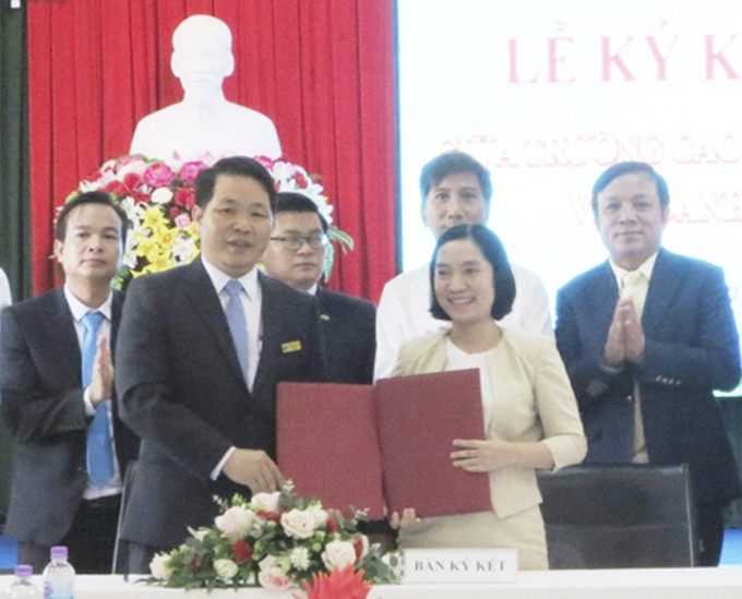 Đại diện Trường Cao đẳng Du lịch Nha Trang và doanh nghiệp ký kết hợp tác. 