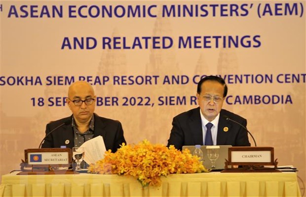Bộ trưởng Bộ Thương mại Campuchia, Chủ tịch AEM-54 Pan Sorasak và Phó tổng thư ký ASEAN Satvinder Singh đồng chủ trì cuộc họp báo thông báo kết quả Hội nghị Bộ trưởng kinh tế ASEAN lần thứ 54. (Ảnh: Huỳnh Thảo/TTXVN)
