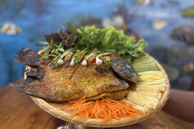 Món cá Tai Bồ tươi sống nướng than hồng chấm muối ớt xanh
