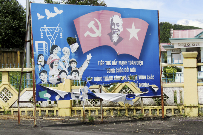 Cần thay mới pa nô tuyên truyền