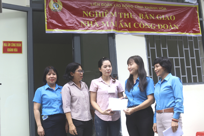 Bàn giao 3 nhà mái ấm cho đoàn viên