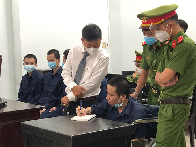 Bác kháng cáo của bị cáo lừa bán đất