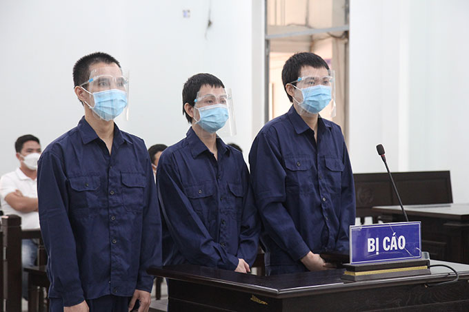 Đòi nợ bằng… dao