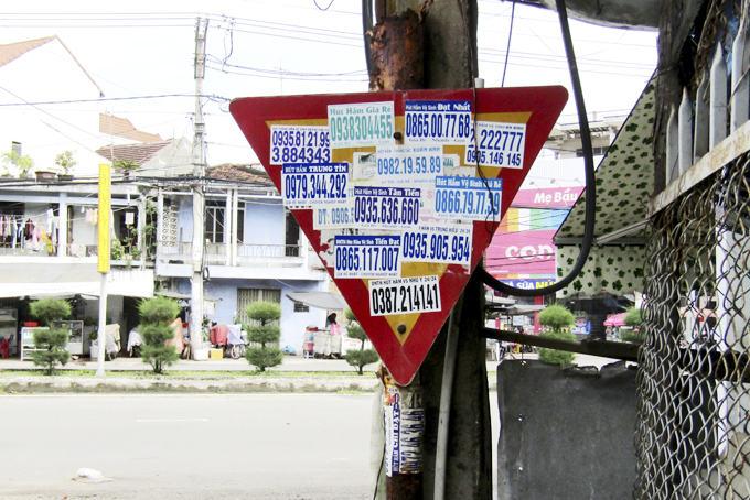 Quảng cáo dán trên biển báo giao thông