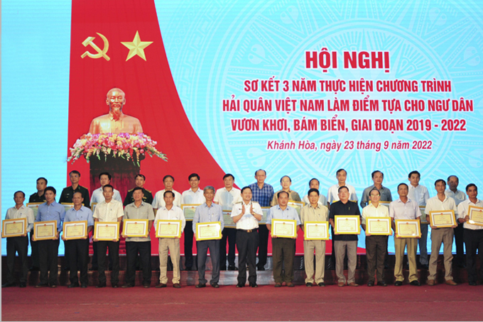 Quân chủng Hải quân: Sơ kết chương trình "Hải quân Việt Nam làm điểm tựa cho ngư dân vươn khơi, bám biển"