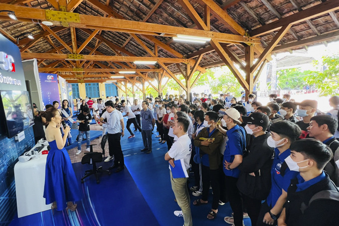 Đông đảo sinh viên Trường Đại học Nha Trang trải nghiệm dịch vụ mới  của mạng 5G MobiFone.