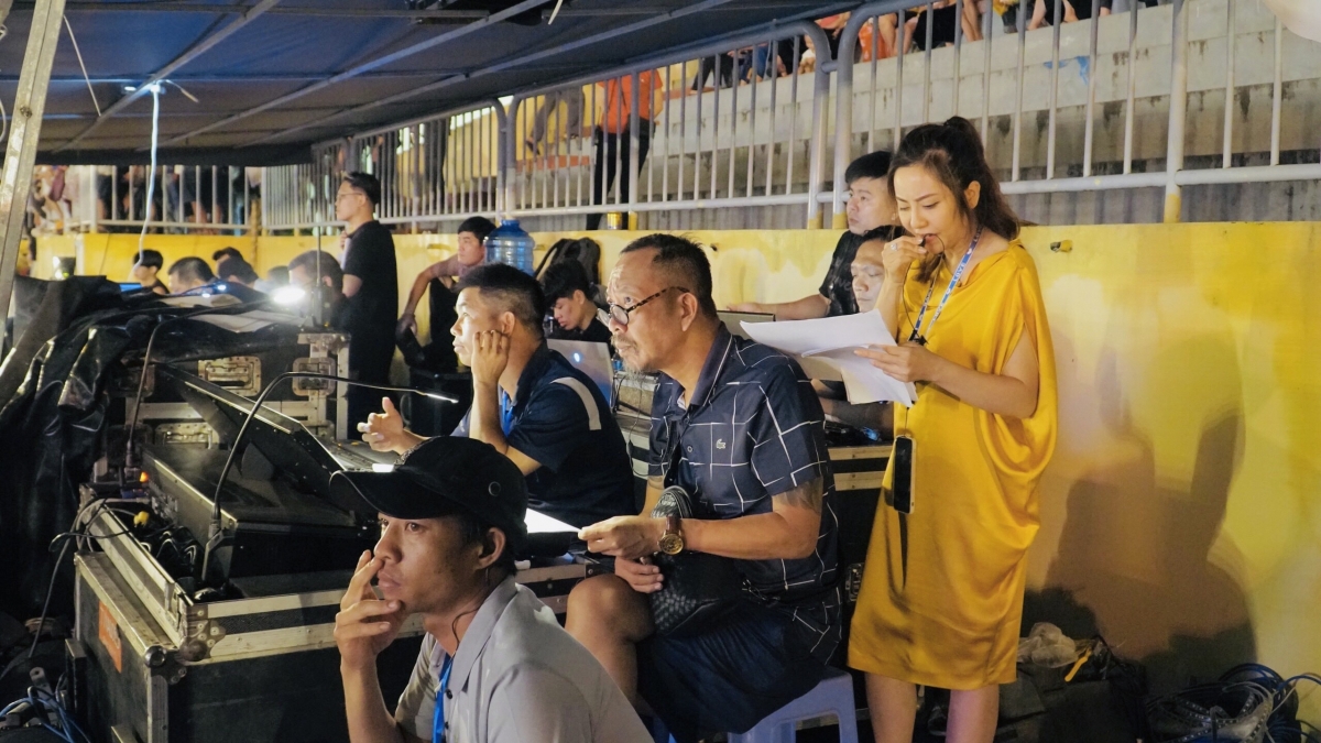 Tổng đạo diễn Lê Hải Yến và ê-kíp đang gấp rút chuẩn bị cho công tác tổ chức.