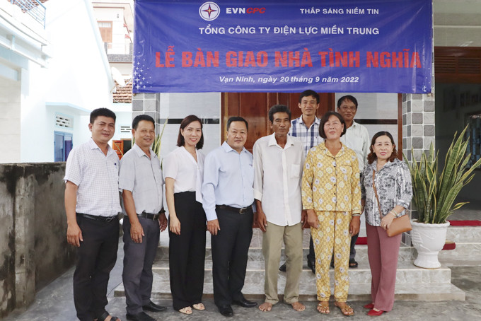 Công đoàn Công ty Cổ phần Điện lực Khánh Hòa đại diện trao nhà cho gia đình ông Trần Văn Kính.