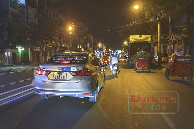 Chiếc xe tập lái của Trung tâm Đào tạo sát hạch lái xe Lạc Hồng, tỉnh Ninh Thuận dạy lái trên tuyến đường Lê Hồng Phong (TP. Nha Trang).