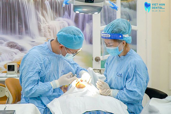 Một trong nhiều ca phục hình Implant tại Nha khoa Việt Hàn được diễn ra trong môi trường vô khuẩn
