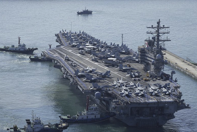 Tàu sân bay hạt nhân USS Ronald Reagan đến Busan, Hàn Quốc ngày 23/9/2022. (Ảnh: AP)