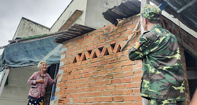 Bộ đội Biên phòng giúp động viên giúp đỡ người dân đảo Bích Đầm ứng phó với bão số 4.
