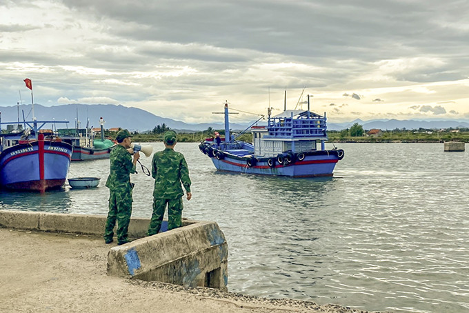 Lực lượng Đồn Biên phòng Ninh Hải kêu gọi, hỗ trợ tàu thuyền neo đậu an toàn tại Khu neo đậu tàu thuyền tránh trú bão Ninh Hải.