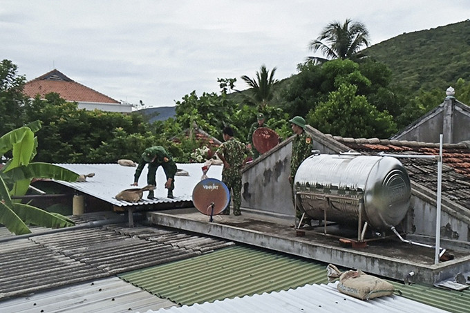 Bộ đội biên phòng giúp người dân gia cố nhà cửa trước khi bão đổ bộ.