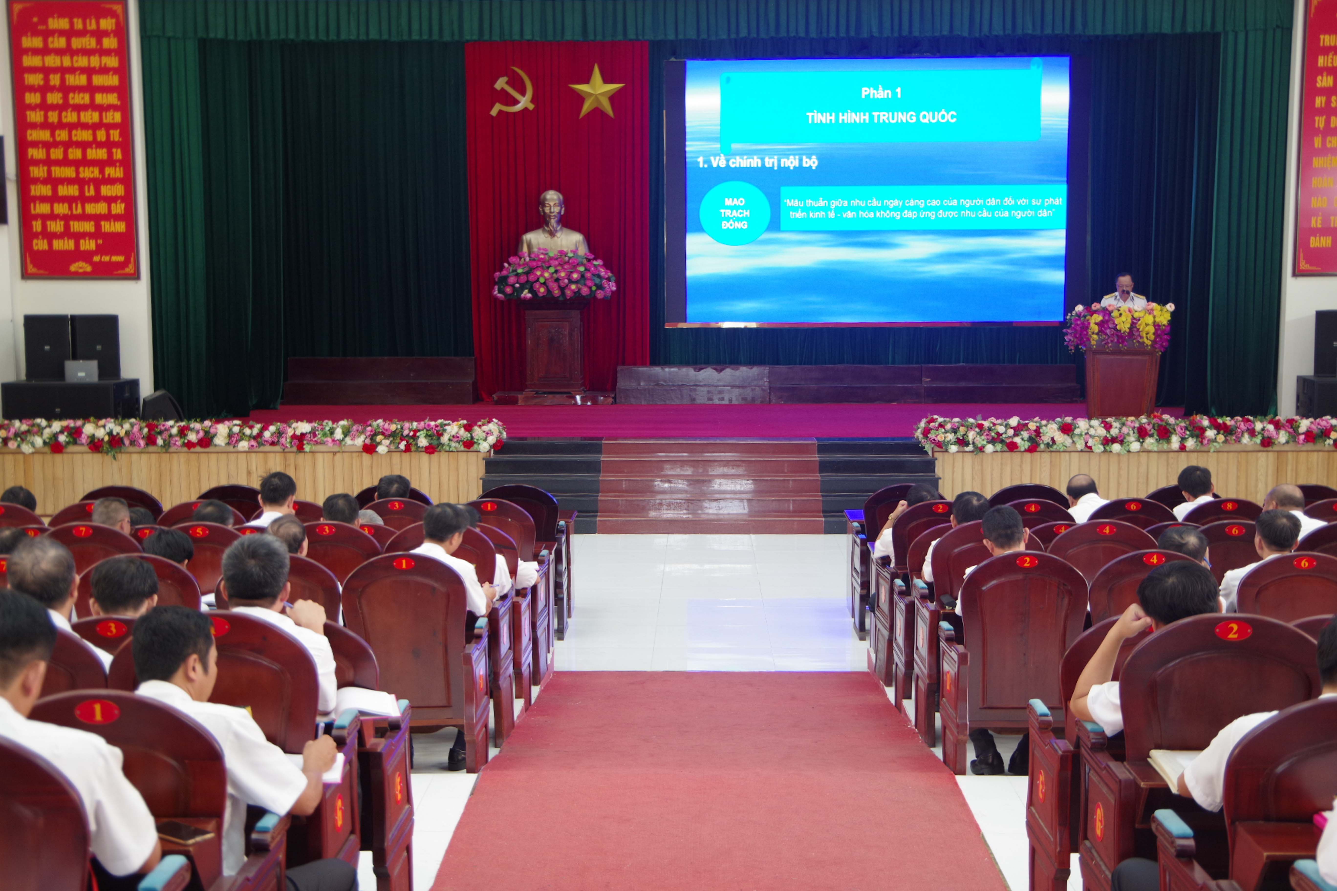 Học viện Hải quân: Tổ chức hội nghị thông báo thời sự tháng 9 và học tập các chuyên đề sĩ quan