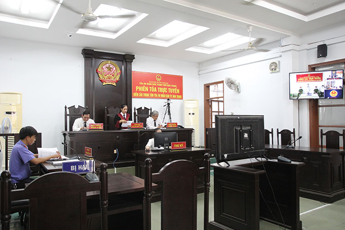 Vào tù vì "cầm giùm" điện thoại