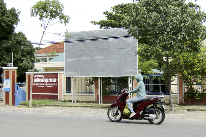 Hiện nay, trước Trường Tiểu học Cam Đức 1 (34 đường Nguyễn Du, thị trấn Cam Đức, huyện Cam Lâm) có panô tuyên truyền không còn nội dung (ảnh). 