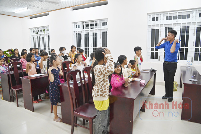 Thầy giáo Bo Bo Hồng Thịnh dạy học miễn phí cho thiếu nhi xã Sơn Lâm.