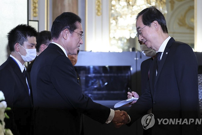 Thủ tướng Nhật Bản Fumio Kishida (trái) và Thủ tướng Hàn Quốc Han Duck-soo. (Nguồn: Yonhap)