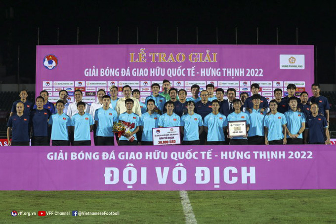 Tuyển Việt Nam vô địch giải bóng đá giao hữu  quốc tế Hưng Thịnh. Nguồn: VFF