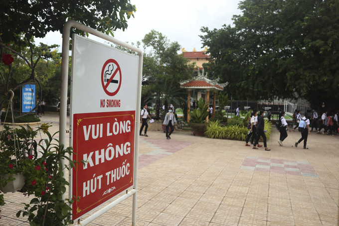  Bảng cấm hút thuốc lá tại một trường THPT ở TP. Cam Ranh.