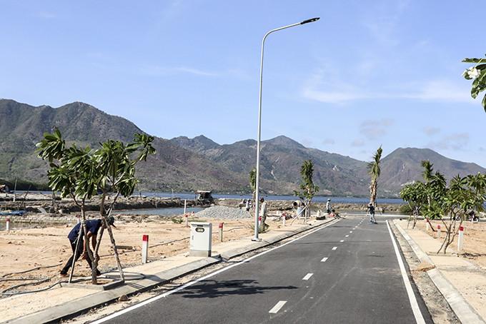 Một khu vực hiến đất làm đường ở huyện Cam Lâm.