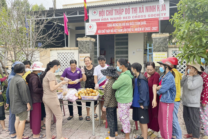 Phát bánh mì miễn phí cho người nghèo tại Hội Chữ thập đỏ thị xã Ninh Hòa.