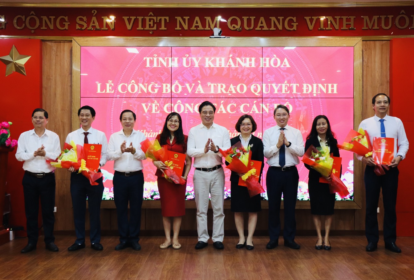 Công bố và trao các quyết định về công tác cán bộ