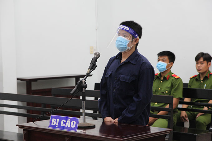 Dùng dao… hỏi chuyện chậm phát lương