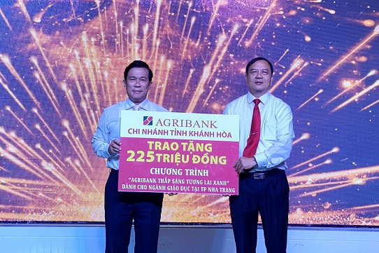 Đại diện Ngân hàng Agribank chi nhánh Khánh Hòa trao biểu trưng số tiền tài trợ cho lãnh đạo Phòng Giáo dục và Đào tạo TP. Nha Trang. 