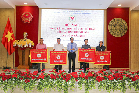 Ông Đinh Văn Thiệu-Phó Chủ tịch UBND tỉnh, Trưởng Ban chỉ đạo đại hội tặng cờ xuất sắc cho các đơn vị.