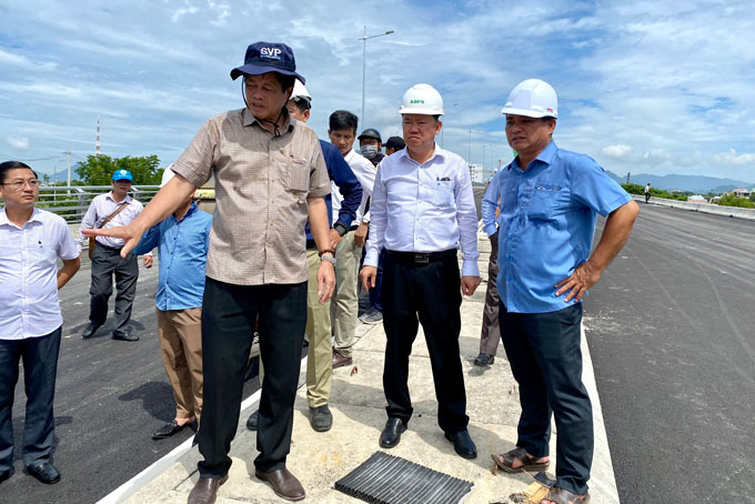 Ông Nguyễn Anh Tuấn kiểm tra dọc tuyến đường sắp đưa vào lưu thông tạm thời thuộc Dự án nút giao Ngọc Hội.