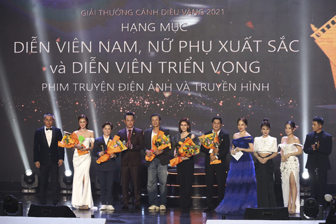NSƯT Võ Hoài Nam (thứ 5 từ trái qua) trên sân khấu nhận giải Cánh diều vàng.