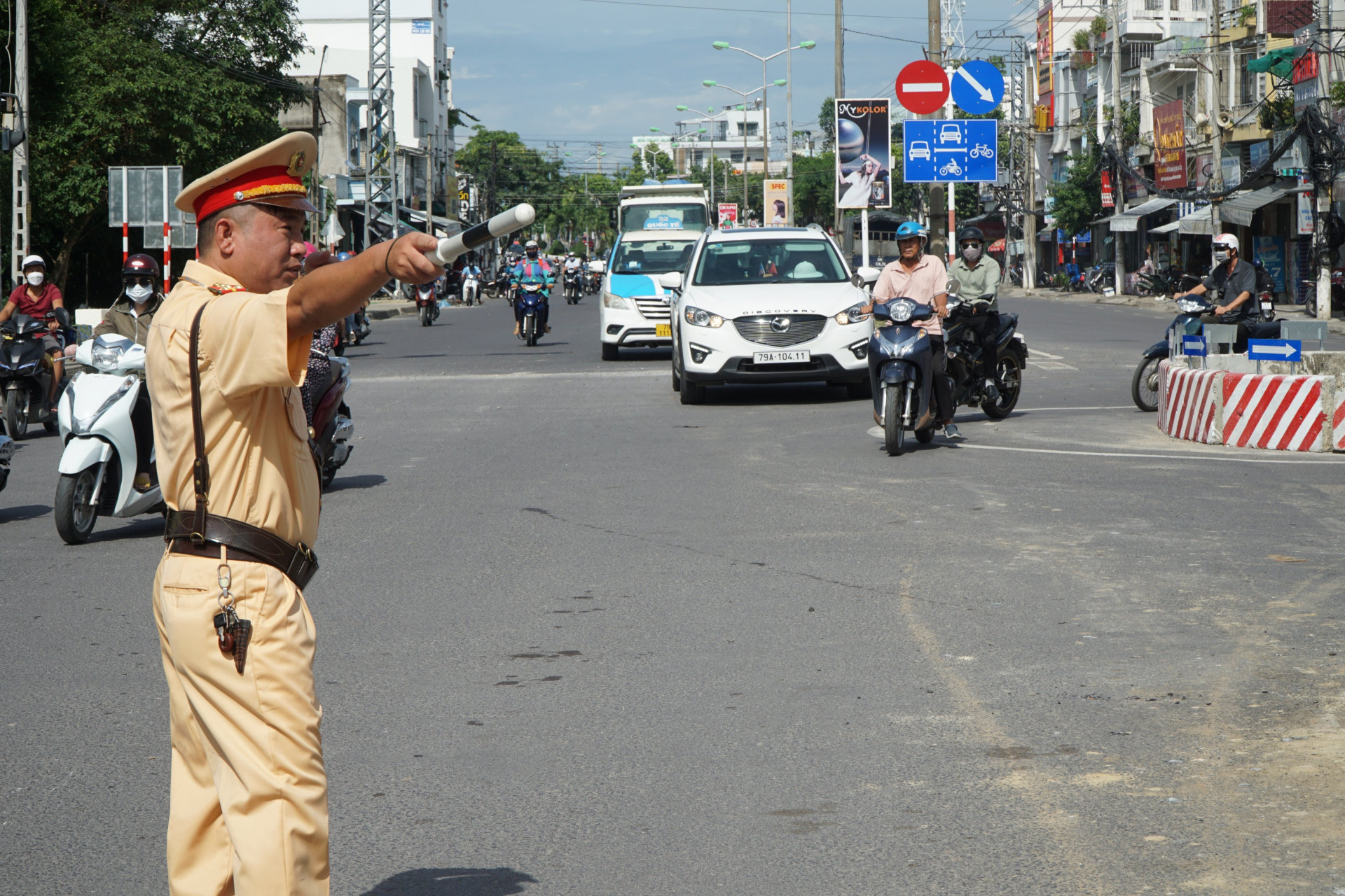 Trong sáng 1-10, lực lượng Cảnh sát giao thông đã hướng dẫn người dân tham gia giao thông tại khu vực cầu vượt nút giao Ngọc Hội.  