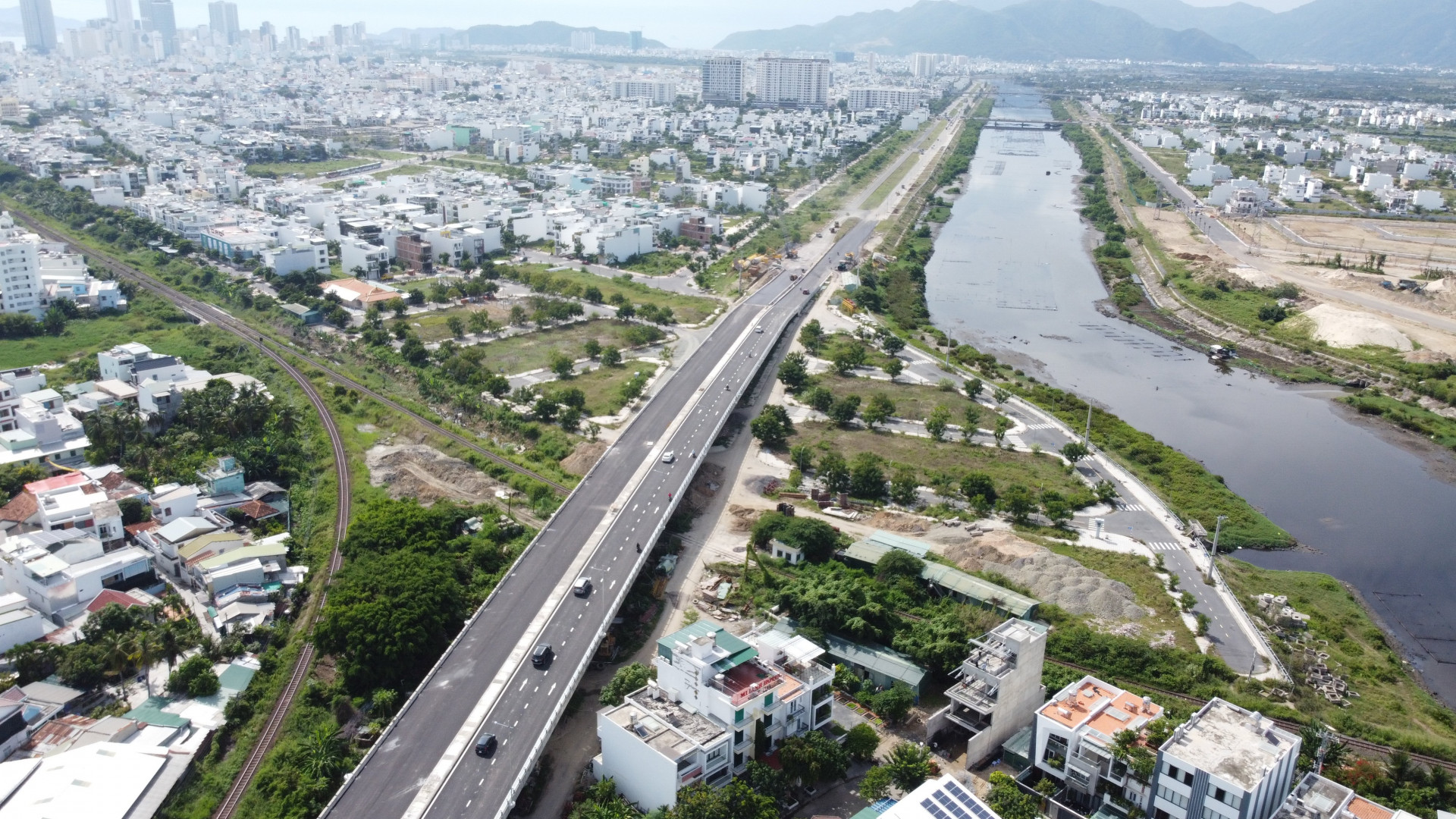 Hiện dự án đường Vành đai 2 kết nối nút giao thông Ngọc Hội  đã hoàn thiện nhánh phía Nam dài khoảng 5,8km. Nhánh phía Bắc hơn 4km đang vướng công tác giải phóng mặt bằng.  