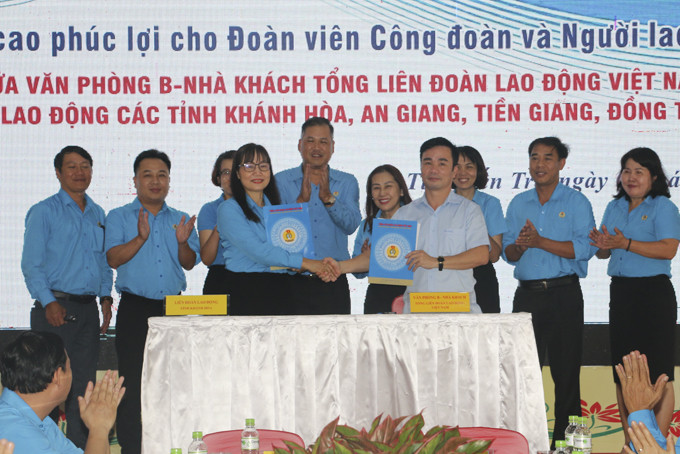 Đại diện Liên đoàn Lao động tỉnh Khánh Hòa tham gia ký kết thực hiện chương trình.