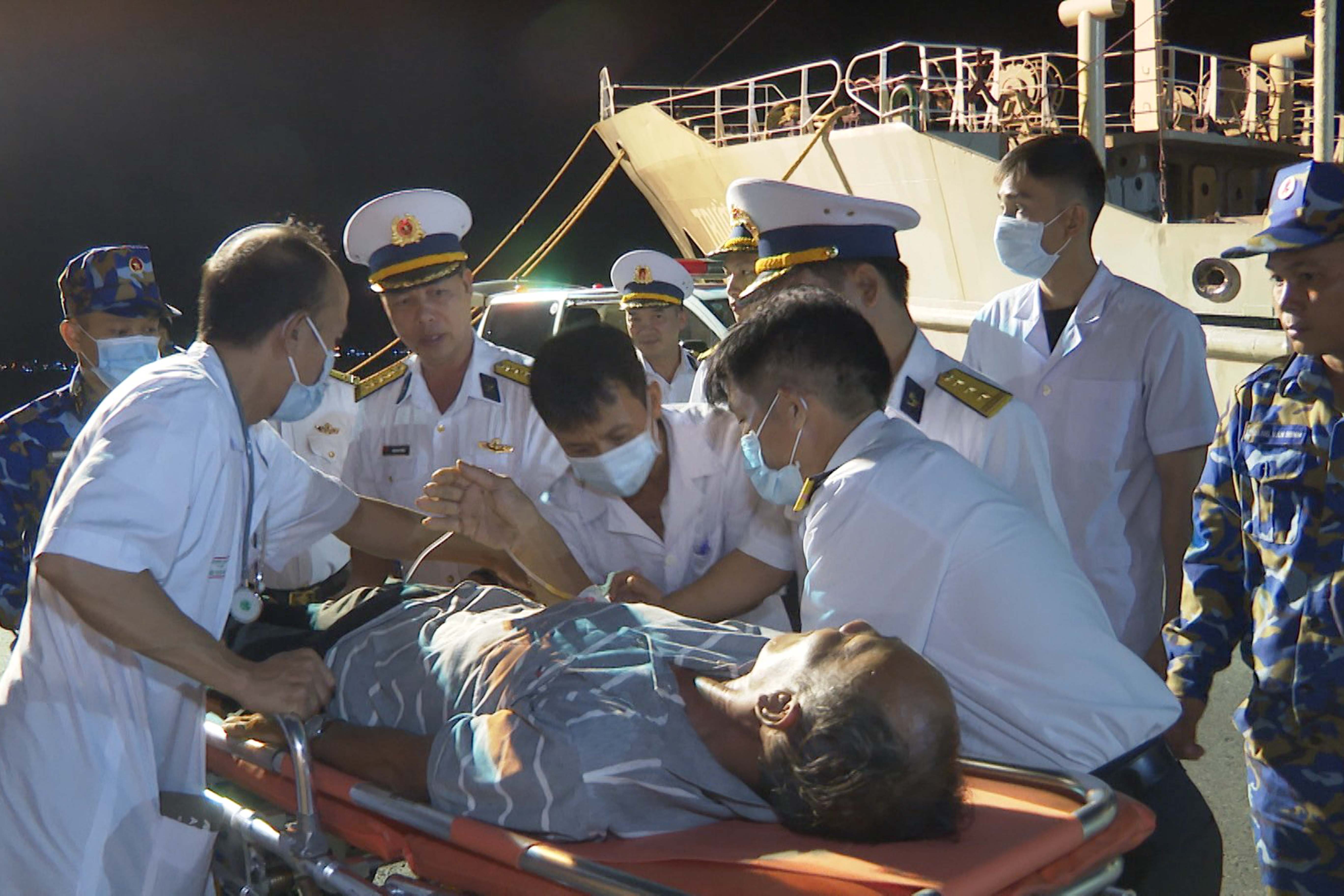 Cấp cứu, đưa ngư dân bị tai nạn lao động từ Trường Sa về bờ an toàn