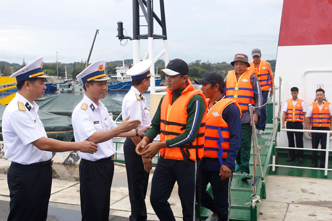 Vùng 4 Hải quân: Đưa ngư dân Bình Định bị nạn trên biển vào bờ an toàn