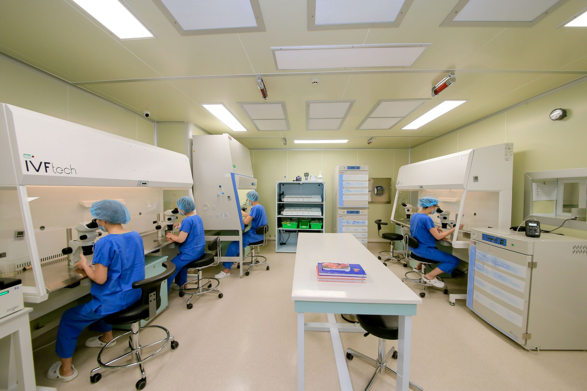 Trung tâm trang bị hệ thống cơ sở vật chất hiện đại bậc nhất với hệ thống phòng lab, tủ cấy và chương trình quản trị chất lượng tiên tiến tương đương với các trung tâm IVF hàng đầu trên thế giới.